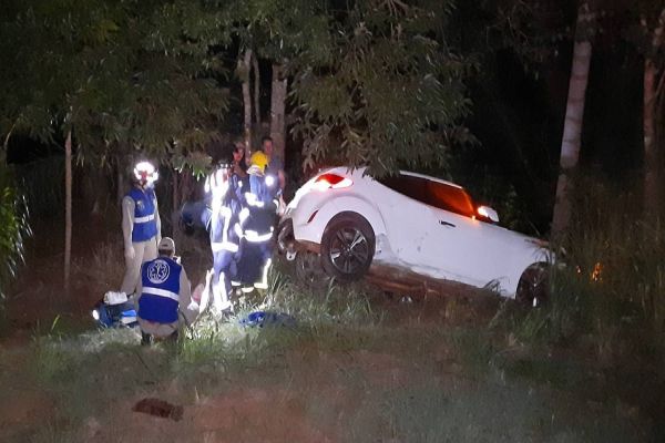 Imagem referente a notícia: Duas pessoas ficam feridas após carro cair em ribanceira na PR-180 em Rio do Salto