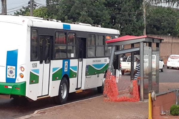 Moradores do Bairro Periolo relatam a falta de manutenção em ponto de ônibus destruído após acidente