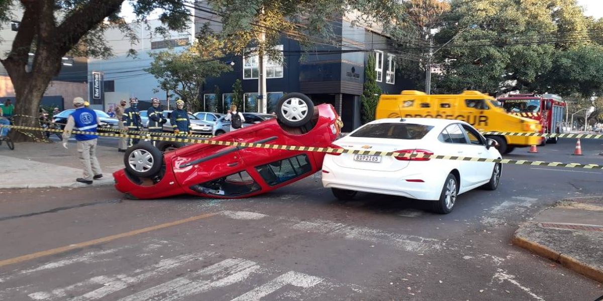 Renault Clio capota após colisão de trânsito no Centro de Cascavel