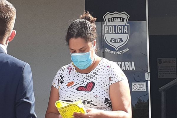 Imagem referente a notícia: Irmã de mulher encontrada morta em estrada rural fala com a imprensa