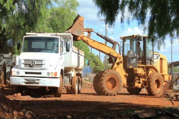 Moradores comemoram chegada de asfalto após décadas de espera