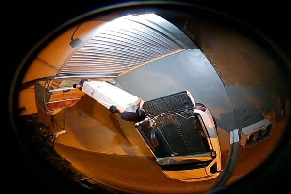 Imagem referente a notícia: Câmera registra homens carregando corpo de Gisele em carro, antes de ser jogado em Estrada Rural