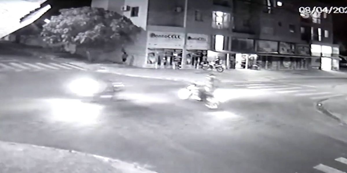 Câmera registra homem empinando moto, antes de colisão de trânsito no Bairro Cascavel Velho