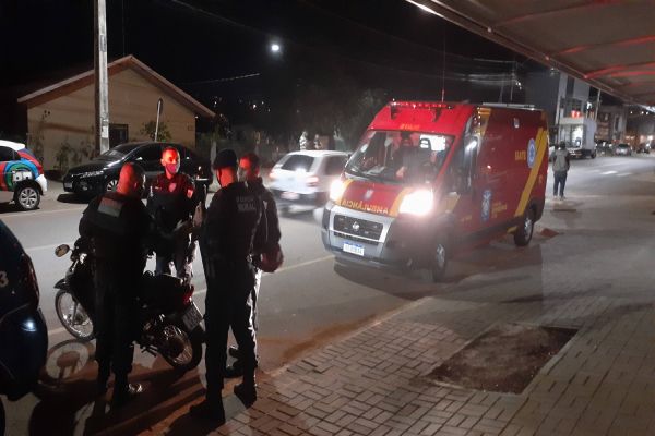 Imagem referente a notícia: Motociclistas ficam feridos após colisão de trânsito no Bairro Cascavel Velho