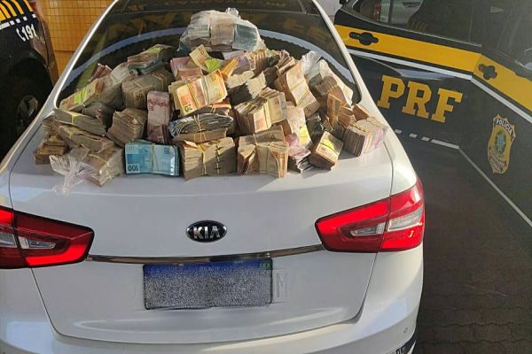 PRF Cascavel apreende grande quantia de dinheiro na BR-277