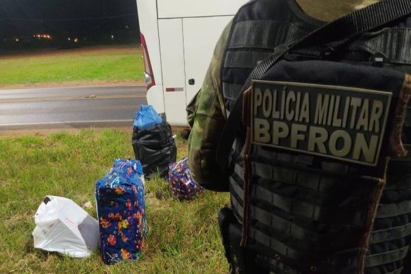 BPFRON apreende produtos contrabandeados em ônibus durante Operação Hórus em Cascavel-PR