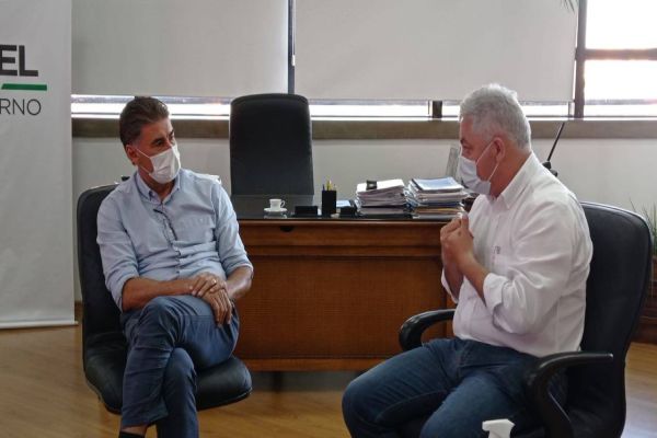 Paranhos recebe visita do deputado Douglas Fabrício