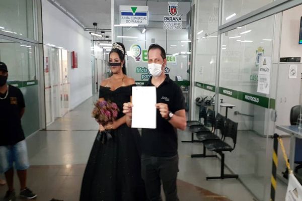 Imagem referente a notícia: Após carreata, manifestantes se reúnem em frente a Prefeitura e pedem reabertura do setor de eventos