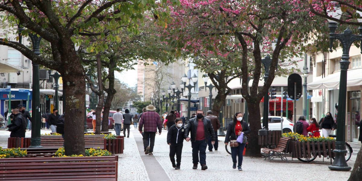 Decreto estende horário de funcionamento do comércio e reduz toque de recolher