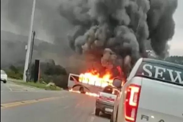 Imagem referente a notícia: Veja vídeo: Acidente entre carro, caminhão e ônibus na PR-423 chama a atenção em Campo Largo