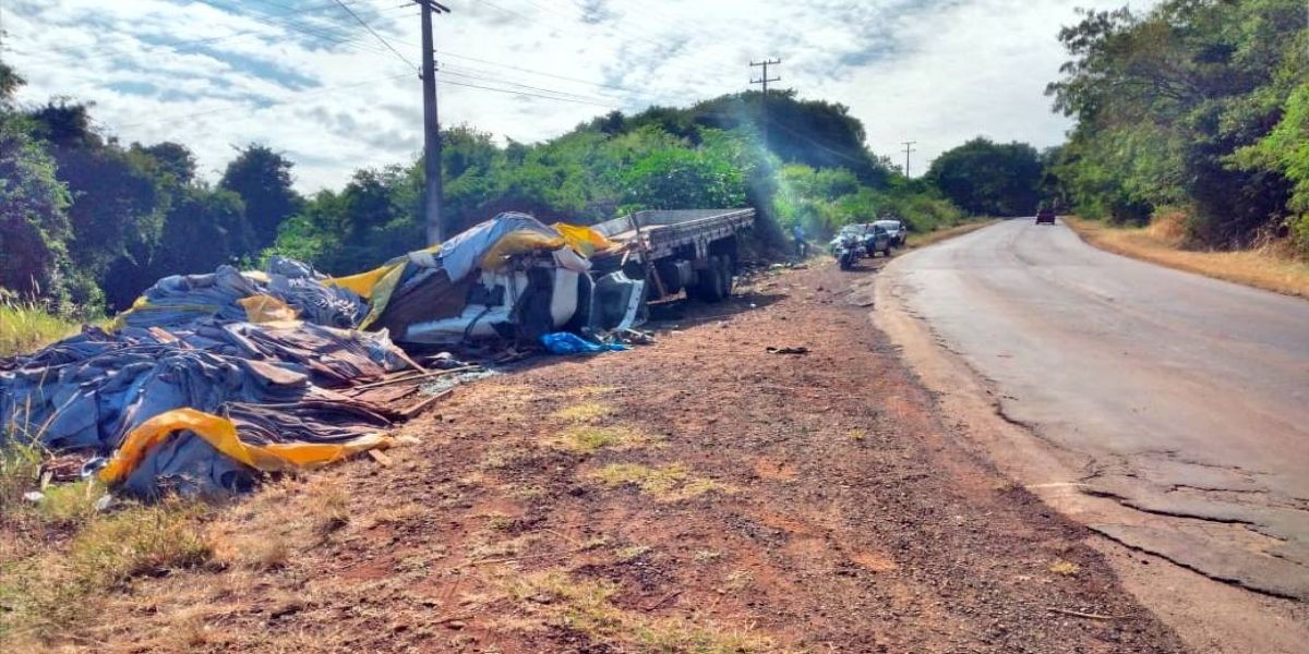 Caminhão capota na rodovia entre Toledo a Ouro Verde do Oeste
