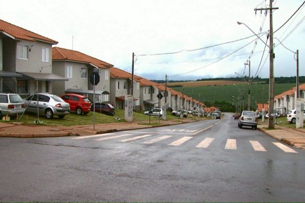 Defesa Civil realiza sanitização no Conjunto Riviera e orienta moradores deixar veículos na garagens
