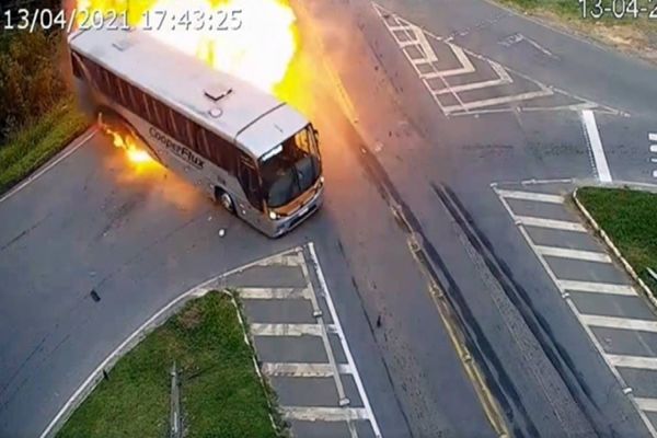 Imagem referente a notícia: Novas Imagens: Acidente envolvendo ônibus, carro e caminhão provoca explosão e morte no Paraná