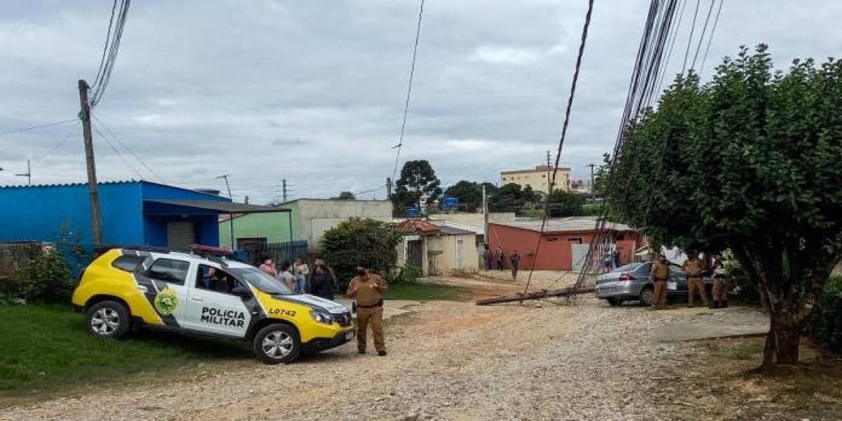 Homem ameaça esposa de morte, foge da polícia e bate carro contra poste