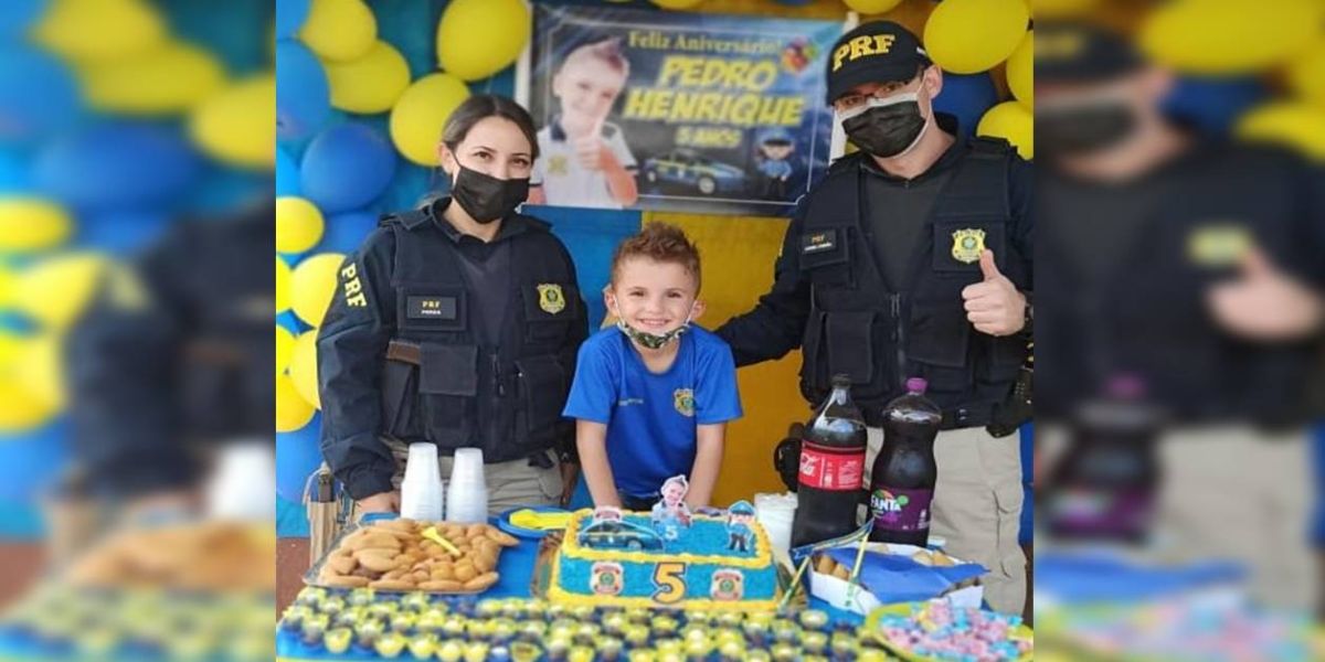 Menino recebe visita surpresa da PRF no seu aniversário em Ubiratã