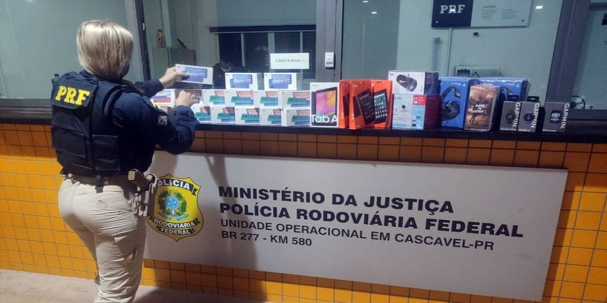 PRF Cascavel apreende mercadorias que seriam comercializadas na internet