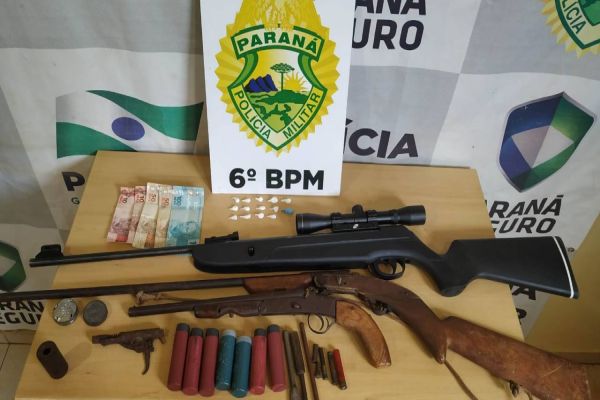 Em Cascavel (PR), PM prende quatro homens e apreende duas espingardas, droga e recupera um carro