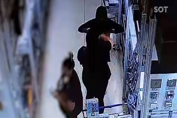 Imagem referente a notícia: Câmera de segurança registra mulheres furtando torneiras em comercio no Bairro São Cristóvão