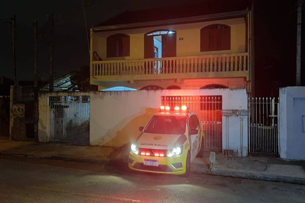 Trio finge interesse em alugar casa, entra no imóvel e mata homem a tiros e facadas na RMC
