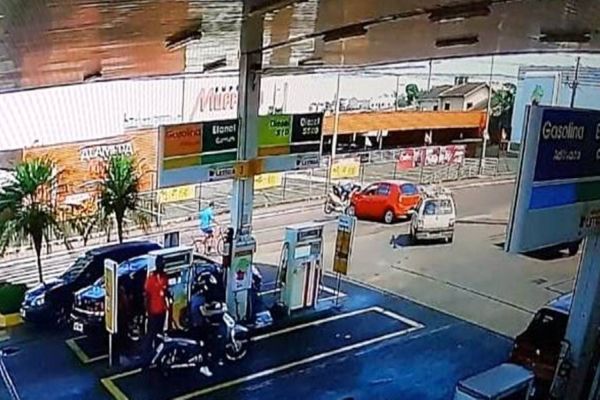 Imagem referente a notícia: Câmera de segurança registra colisão de trânsito no Bairro Floresta