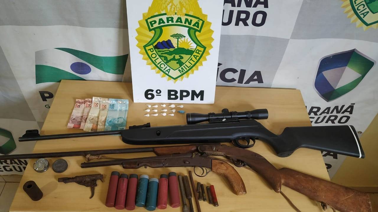Em Cascavel (PR), PM prende quatro homens e apreende duas espingardas, droga e recupera um carro