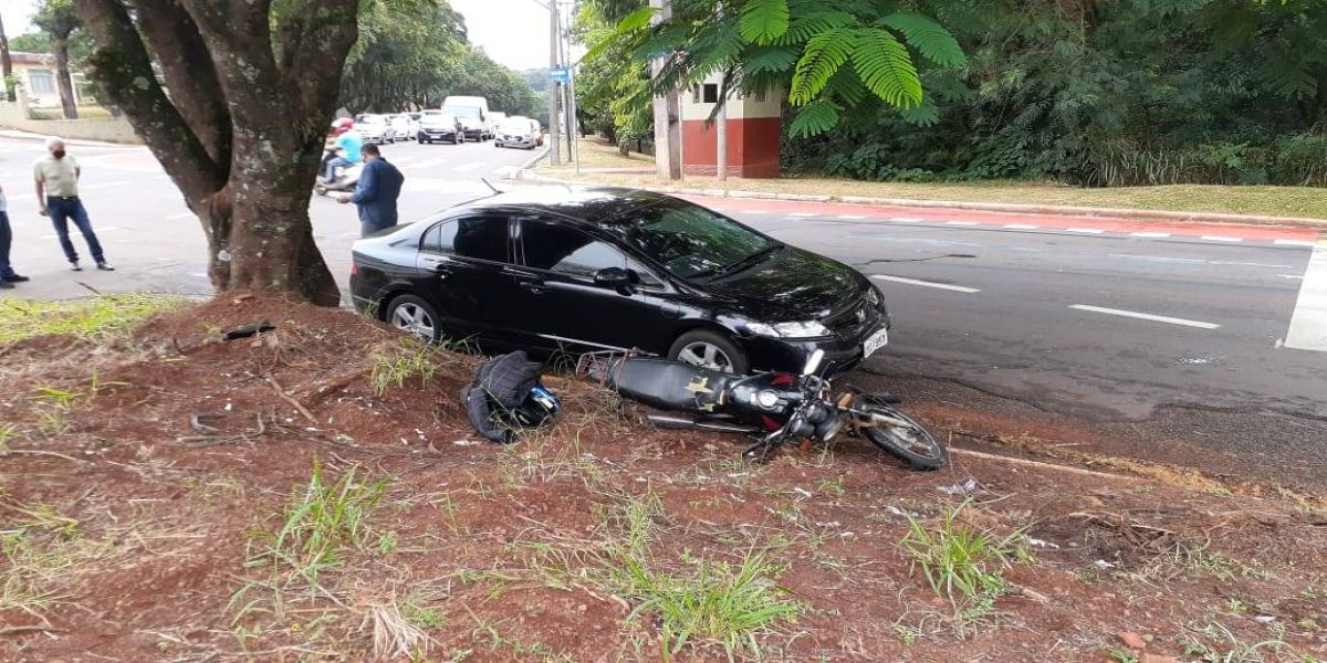 Mulher de 48 anos fica ferida após colisão de trânsito no Centro de Cascavel