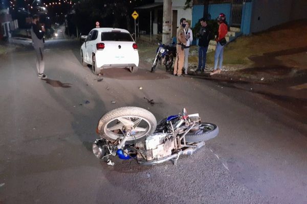 Imagem referente a notícia: Motociclista de 19 anos fica ferida após colisão de trânsito no Bairro Periolo