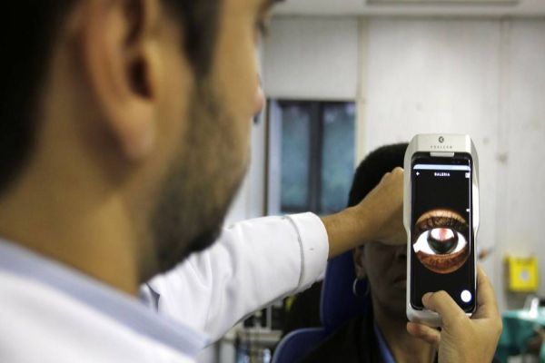 Pesquisa revela que forma grave de covid-19 pode afetar os olhos