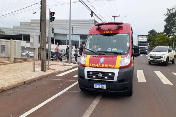 Imagem referente a notícia: Motociclista fica ferido após colisão de trânsito na Avenida Brasil, em Cascavel