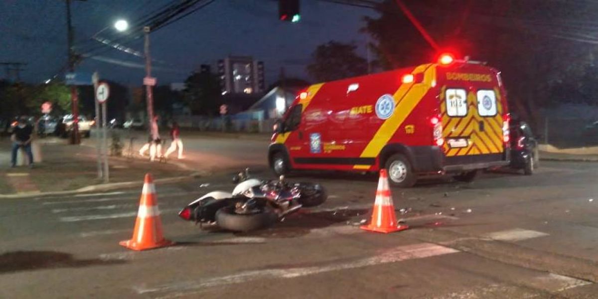 Motociclista fica em estado grave após colisão na Rua Vitória