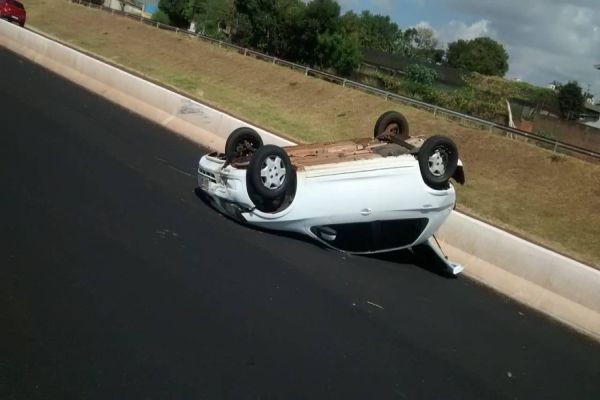 Ao desviar de cachorro, carro capota na PRc-467 no Bairro São Cristóvão