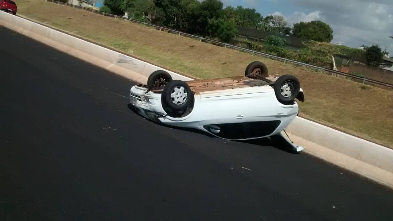 Ao desviar de cachorro, carro capota na PRc-467 no Bairro São Cristóvão