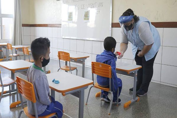 Imagem referente a notícia: De forma programada, alunos retornam às salas de aula no Riviera