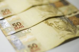 Brasileiros retiram R$ 10,5 bilhões da poupança em agosto