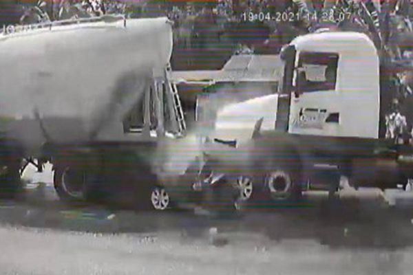 Imagem referente a notícia: Vídeo: Carro é esmagado por duas carretas e cinco pessoas morrem na hora na BR-316