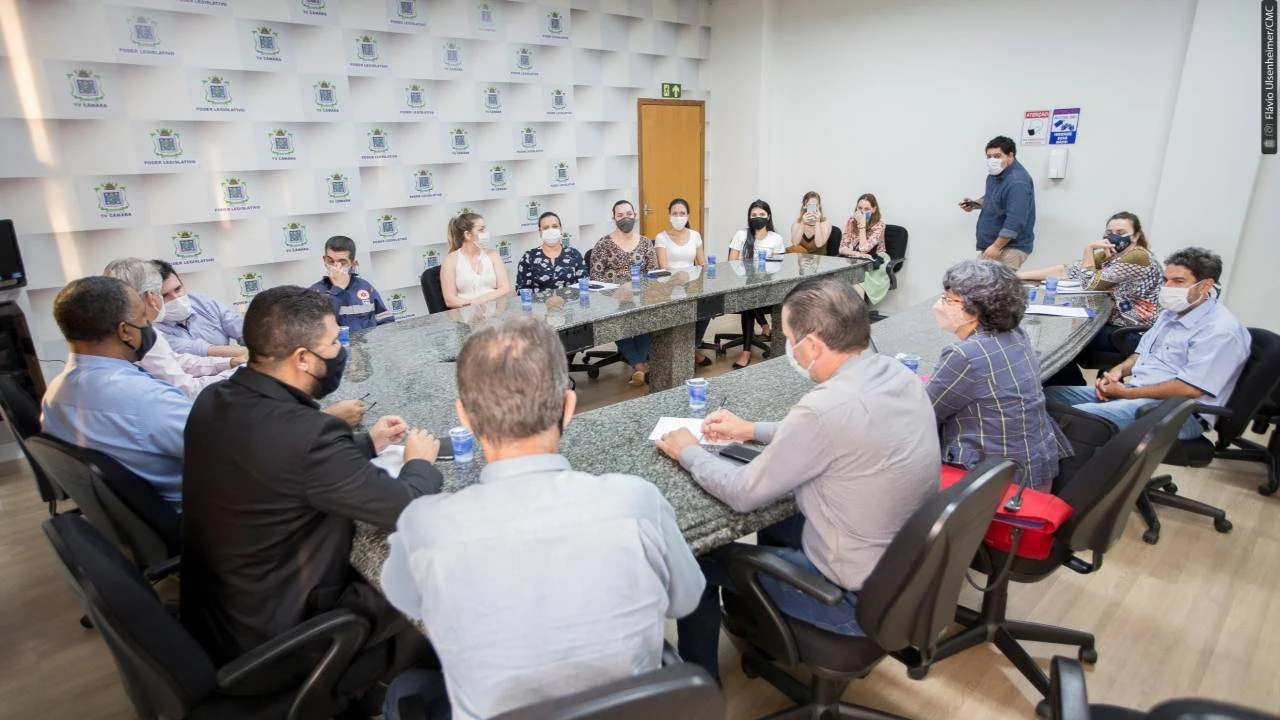 Foto relacionada a notícia: Comissão de Saúde, Consamu e profissionais do setor debatem melhorias no trabalho