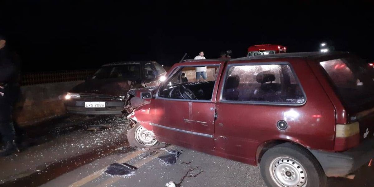 Colisão frontal é registrada no viaduto do Bairro Pacaembu em Cascavel