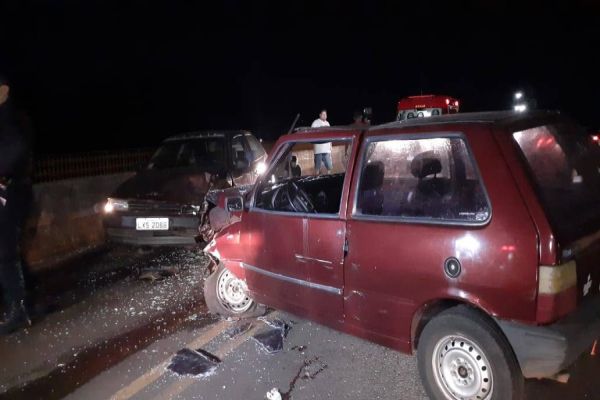 Imagem referente a notícia: Colisão frontal é registrada no viaduto do Bairro Pacaembu em Cascavel