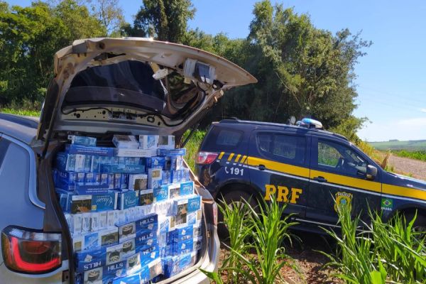 PRF apreende veículo carregado com 17.500 maços de cigarros no Paraná