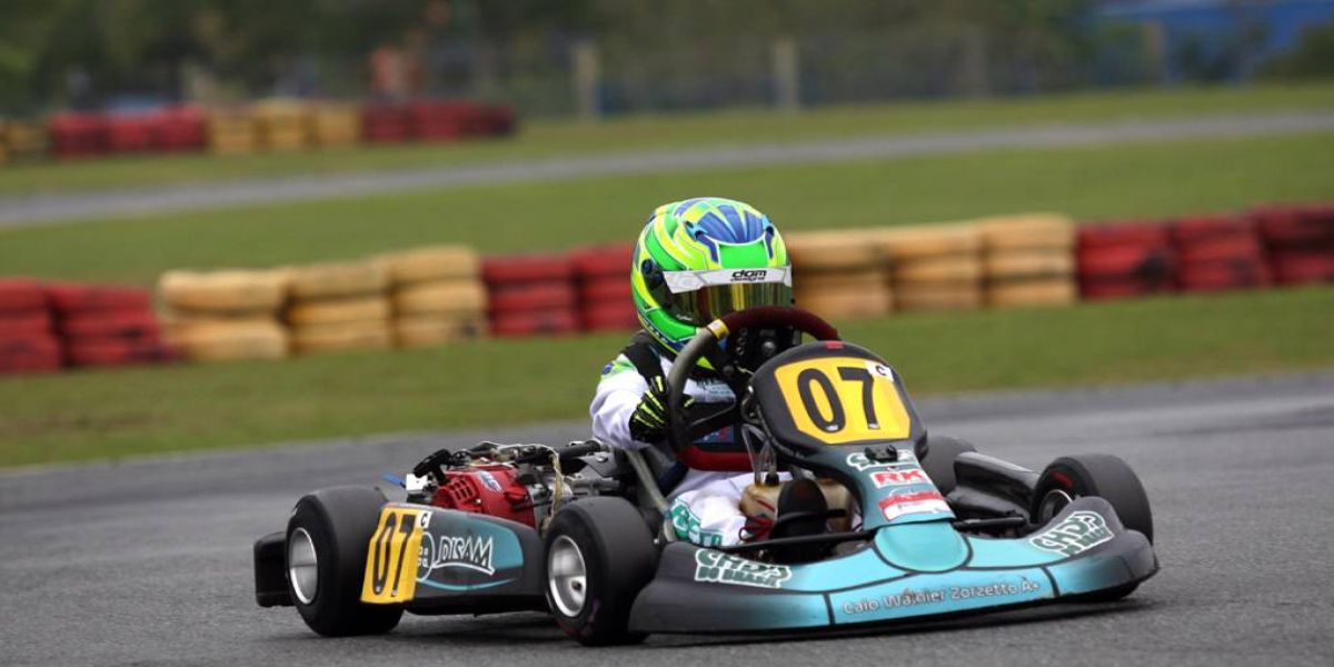 Caio Zorzetto pronto para a abertura do Citadino de Kart de Foz do Iguaçu