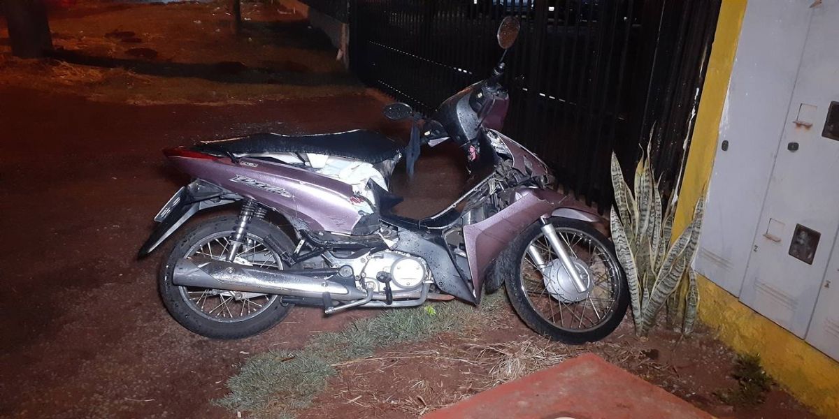 Mulher fica ferida após colisão entre Honda Biz e Meriva na marginal da BR-277, no Santa Felicidade