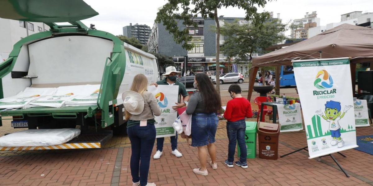 Ação no calçadão incentiva a coleta seletiva