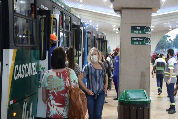 Nova portaria prorroga a suspensão da utilização do cartão-isento por idosos de 60 a 64 anos.
