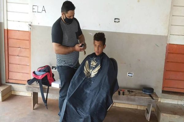 Imagem referente a notícia: Empresário realiza cortes de cabelo gratuito a crianças do Conjunto Sanga Funda