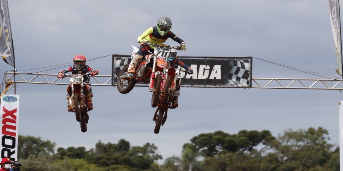 Mais de 500 atletas participam da abertura do Paranaense de Motocross em Cascavel