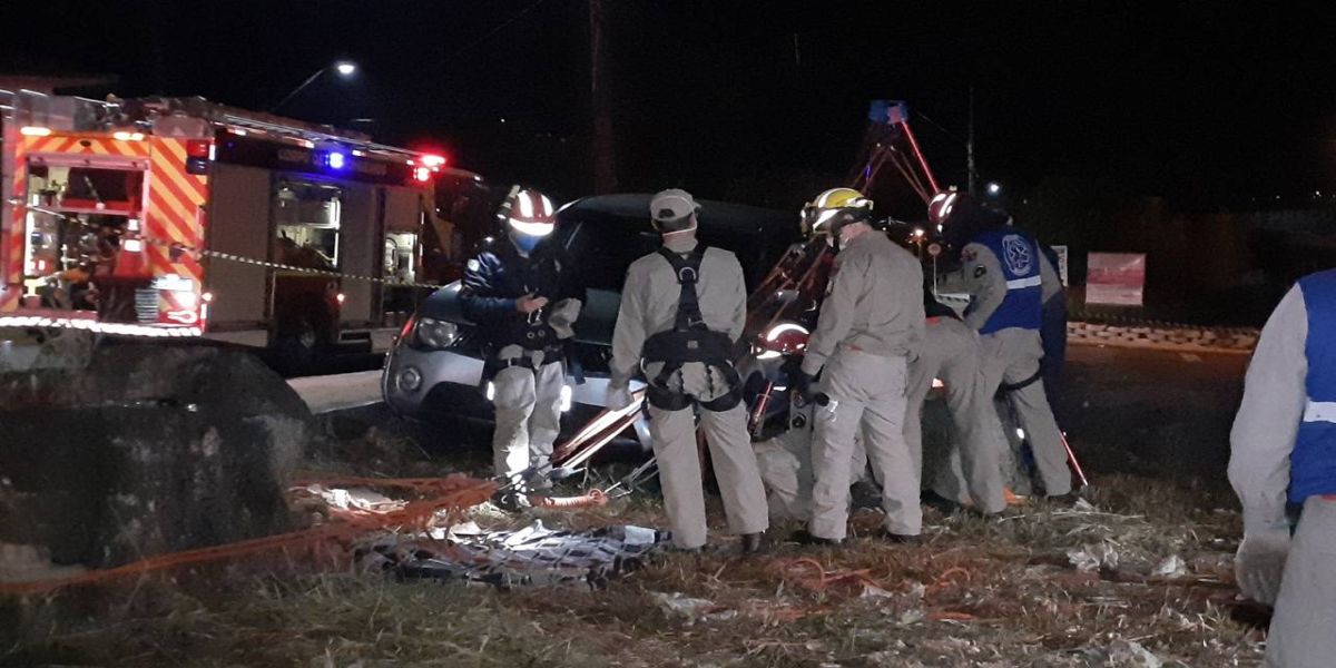 Homem cai em poço com mais de 10 metros de profundidade após acidente de trânsito no Brasmadeira