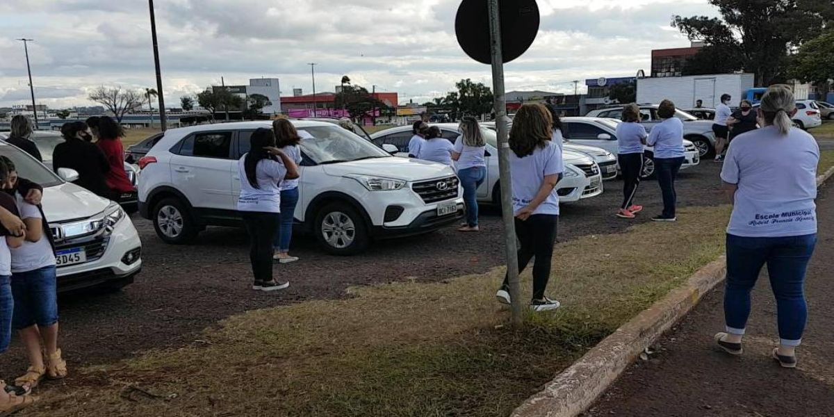 Pais e professores realizam carreata pela volta às aulas em Cascavel