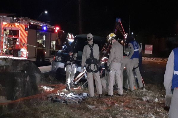 Imagem referente a notícia: Homem cai em poço com mais de 10 metros de profundidade após acidente de trânsito no Brasmadeira