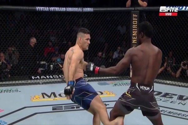 UFC 261: Weidman quebra a perna de forma idêntica a de Anderson Silva e causas cenas fortíssimas