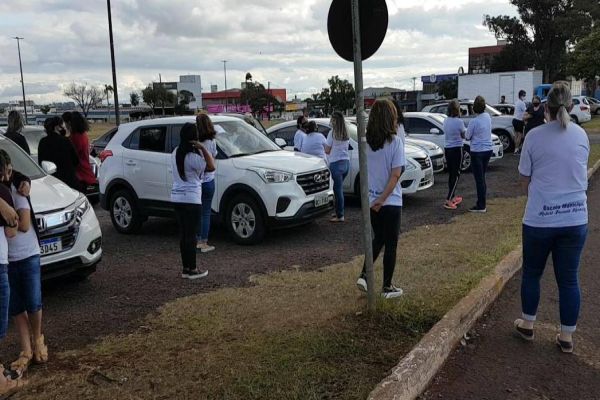 Pais e professores realizam carreata pela volta às aulas em Cascavel